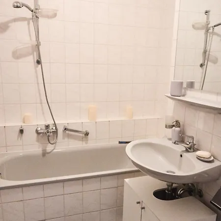 Helle City-wohnung Mit Balkon Apartment